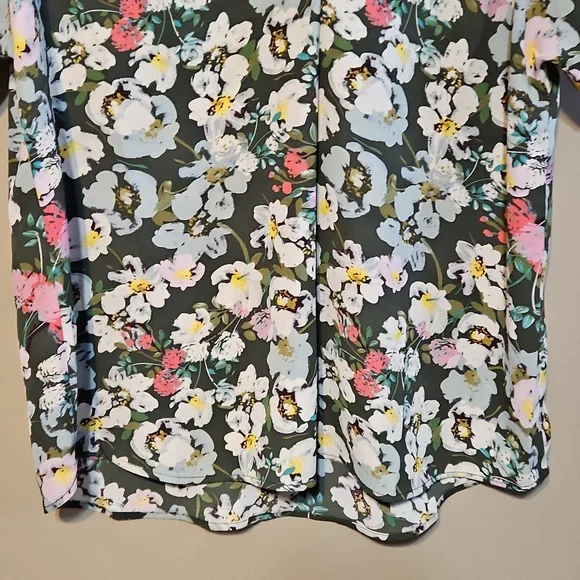 CAbi Replay Spring 2025 Floral Blouse - Picture 5 of 13